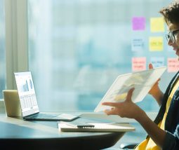 Tim social media menejemen Jakarta sedang berdiskusi strategi konten brand di ruang kerja modern
